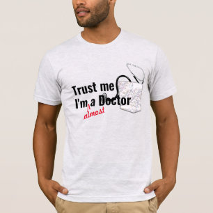 Camiseta Confie em mim quase como um médico, um trocadilho 
