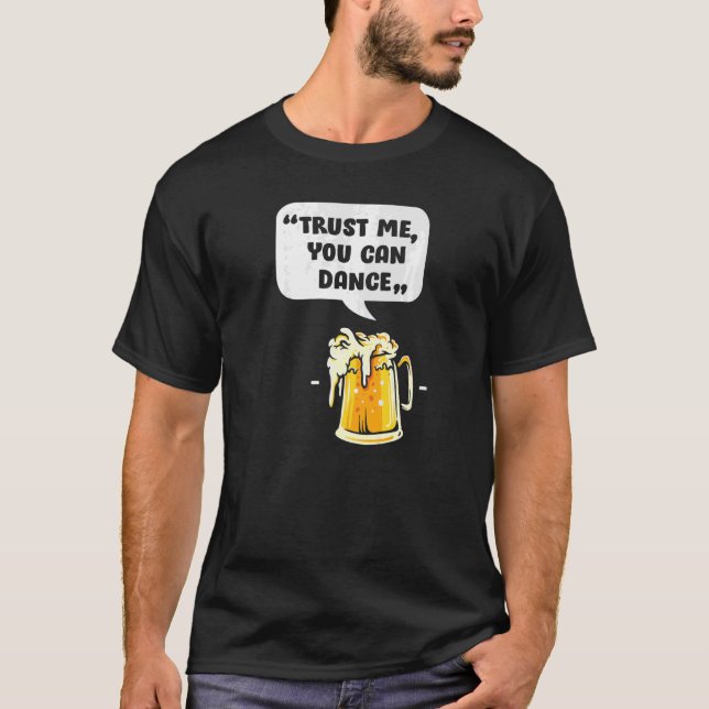Camiseta Confie Em Mim Que Pode Dançar, Bebendo De Cerveja  (Frente)
