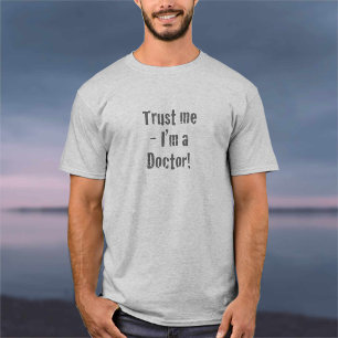 Camiseta "Confie em Mim - Sou um Médico"