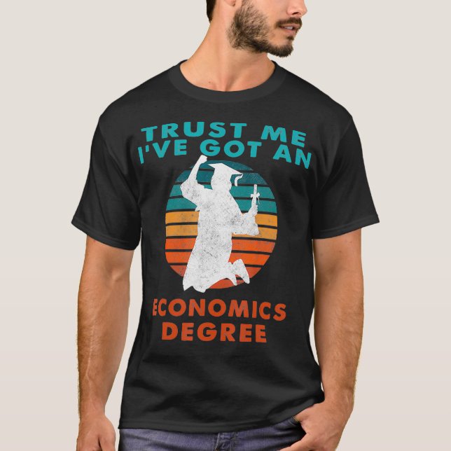 Camiseta Confie Em Mim Tenho Uma Faculdade De Estudos Econô (Frente)