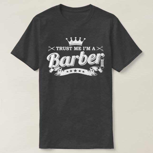 Camiseta Confie Em Mim Um Barbeiro 4 (Frente do Design)