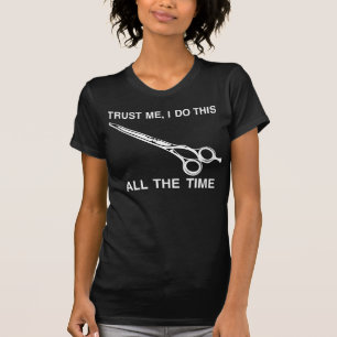 CAMISETA CONFIE-ME COM SEU CORTE DE CABELO;)