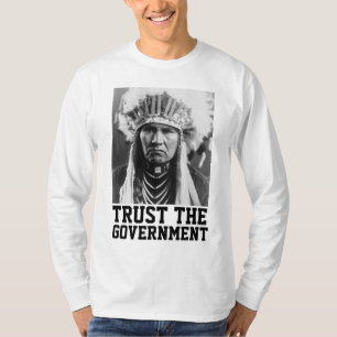 CAMISETA CONFIE NO GOVERNO NATIVO AMERICANO T-SHIRTS