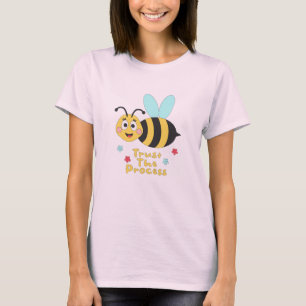 Camiseta Confie no processo Kawaii, abelha engraçada voa e