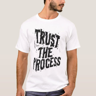 Camiseta Confie No Processo Tipografia Grunge Bruta Manchas