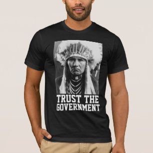 CAMISETA CONFIE NOS T-SHIRTS INDIANOS GOVERNOS A PRETO