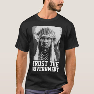 CAMISETA CONFIE NOS T-SHIRTS INDIANOS GOVERNOS A PRETO
