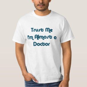 Camiseta Confie que eu mim é quase um doutor T-shirt