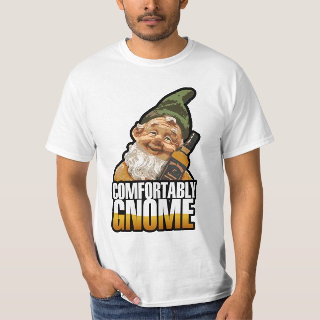Camiseta Confortavelmente t-shirt do gnomo (Frente)