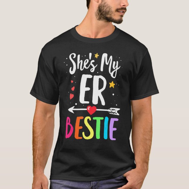 Camiseta Confrontando os melhores amigos que ela é enfermei (Frente)