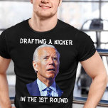 Camiseta Confundida Joe Biden Fantasy Drafer<br><div class="desc">Moderno Confuso Arranjo de Arranjo do Kicker,  uma bola de futebol engraçada é excelente para uma festa de esboço de futebol de fantasia. Par com o conselho de 2022 e 2023 do projeto de futebol fantasia,  e revista de futebol de fantasia para te preparar para esta temporada de futebol!</div>