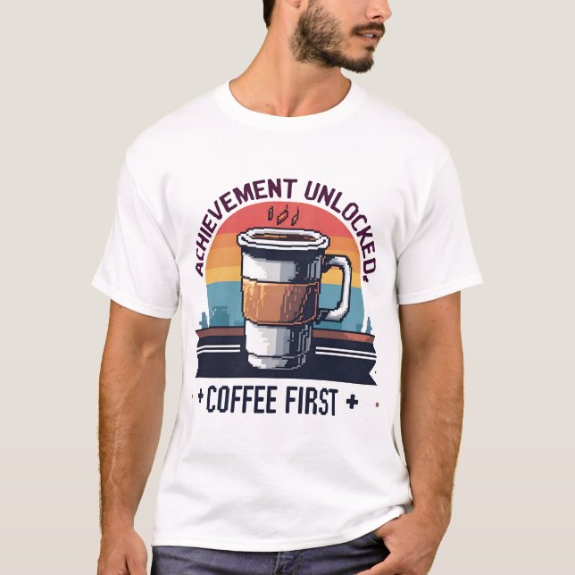 Camiseta Conquista Desbloqueada: Café Primeiro Pixel Art T- (Frente)