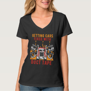 Camiseta Consertando Carros Fixados com Fita Adesiva Mecâni