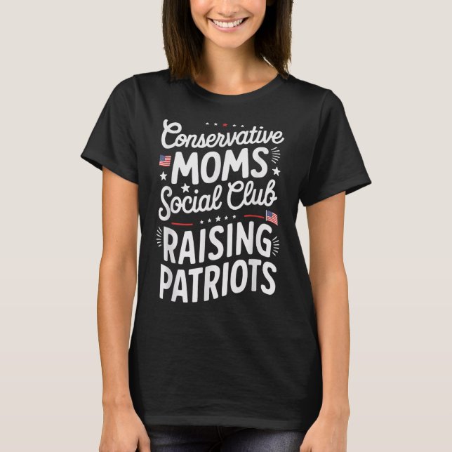 Camiseta Conservative Moms Social Club Raising Patriots  (Frente)