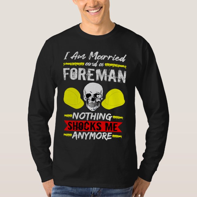 Camiseta Construction Worker I Am Married And A Foreman (Frente)