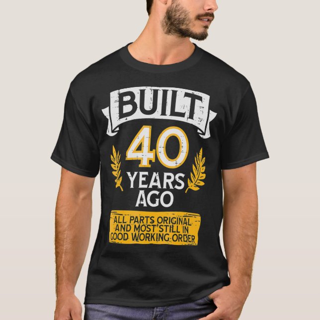 Camiseta Construído Há 40 Anos, Toda Parte Original Engraça (Frente)