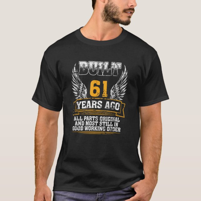 Camiseta Construído há 61 anos, Oldtimer saudava o aniversá (Frente)