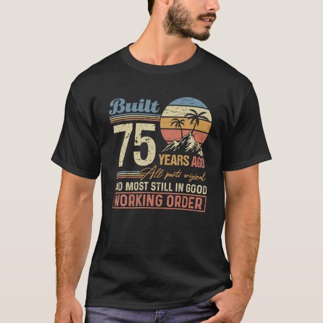 Camiseta Construído há 75 anos, todas as peças originais sã (Frente)