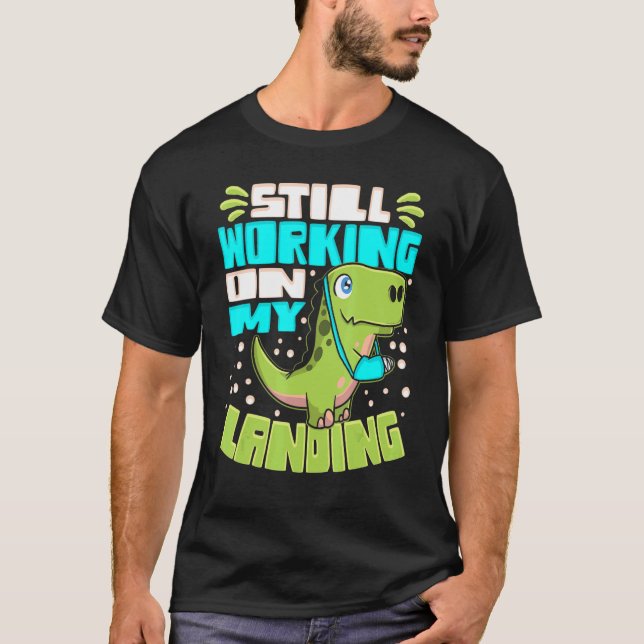 Camiseta Continuando Trabalhando Em Meu Landing Dino De Bra (Frente)