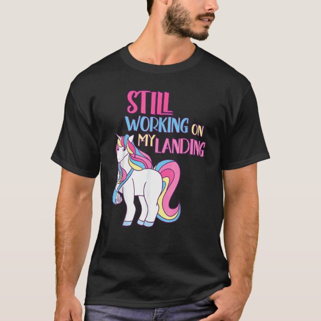 Camiseta Continuando Trabalhando Em Minha Aterrissagem Feri (Frente)