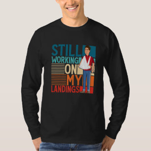 Camiseta Continuando Trabalhando Em Minhas Aterrissagens Qu