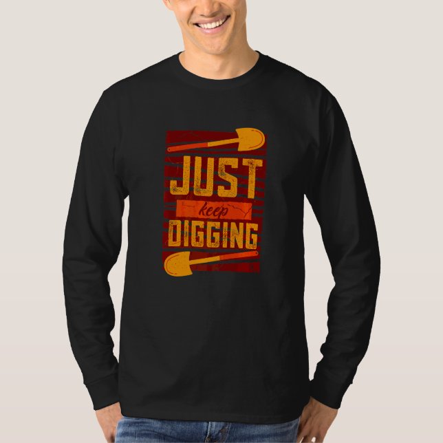 Camiseta Continue Cavando Mais Fundo História Arqueólogo   (Frente)