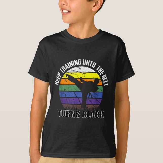 Camiseta Continue treinando até o cinto ficar preto Karate (Frente)