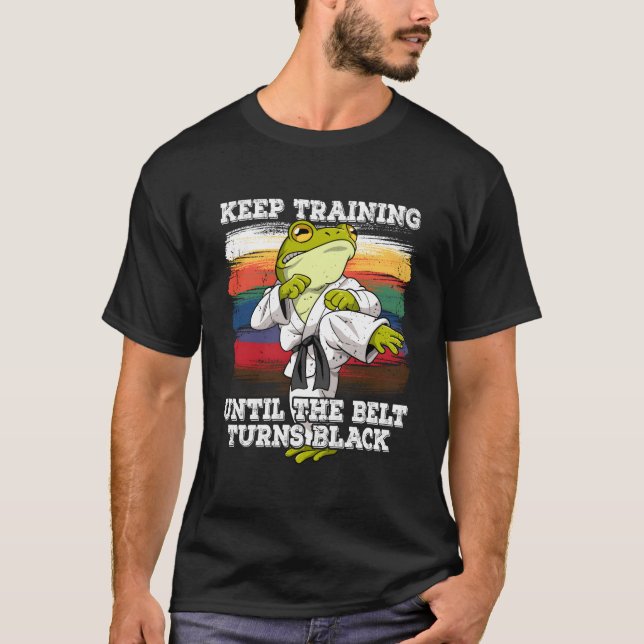 Camiseta Continue treinando karatê até a faixa ficar preta (Frente)
