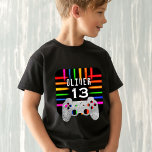 Camiseta Controladora de videogame Neon Birthday Convidado<br><div class="desc">Controladora de videogame Neon Birthday Guest of Honor T-Shirt. Controladora de jogos em uma luz néon vívida e colorida sobre um fundo preto. Adicione seu nome e sua idade.</div>