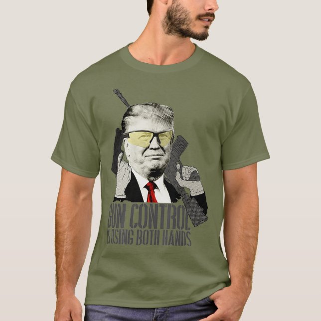 Camiseta Controle De Arma Está Usando As Duas Mãos: Donald  (Frente)