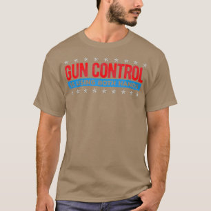 Camiseta Controle de arma está usando as duas mãos segund