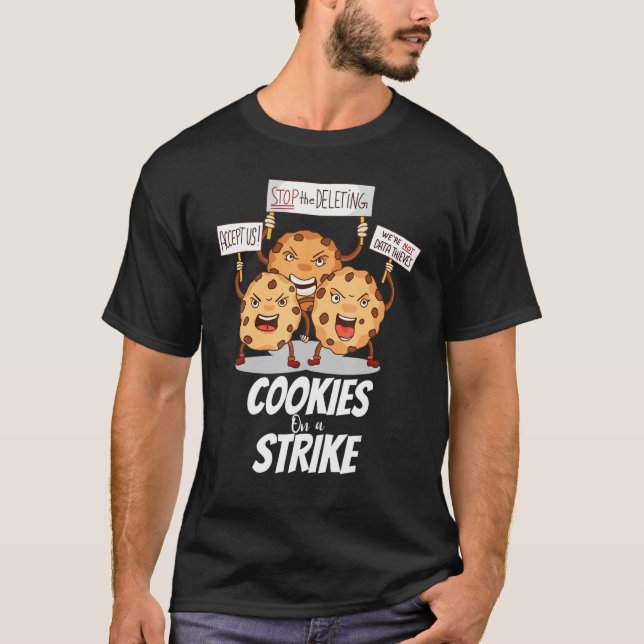 Camiseta Cookies on a strike, programmer don't delete your  (Frente)