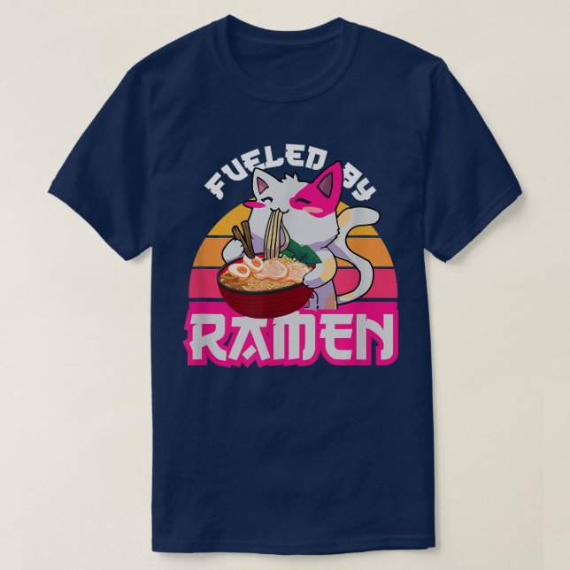 Camiseta Cool Japanese Cat Eats Ramen, Fuled By Ramen Quote (Frente do Design)