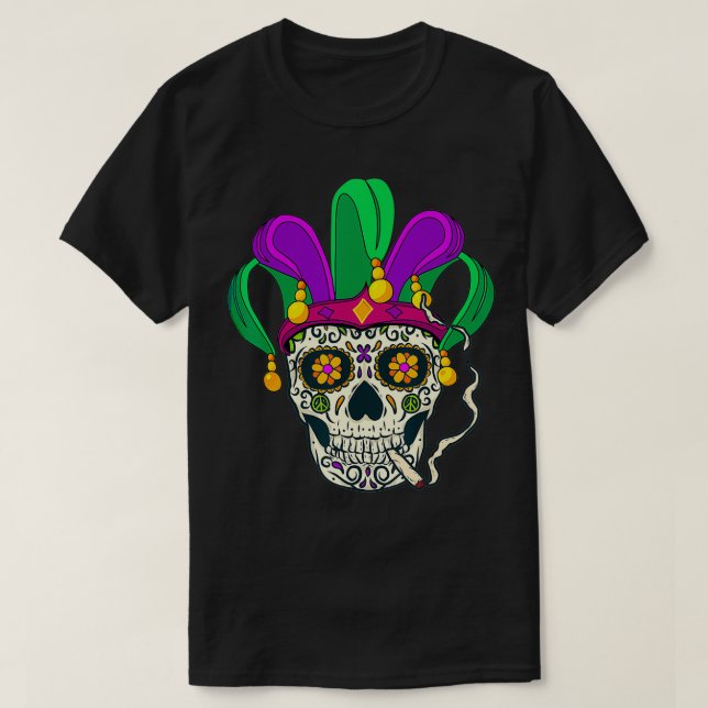 Camiseta Cool Mardi Gras Candy Skull Wearing Mardi Gras Hat (Frente do Design)