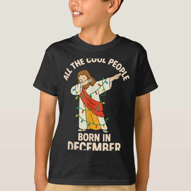 Camiseta Cool People Are Born In December Christian Christm (Frente)