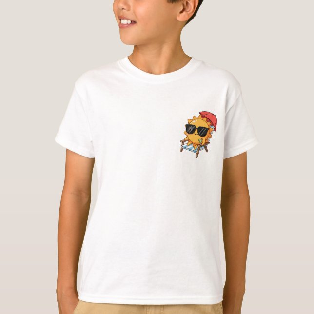 Camiseta Cool Sun Character Lounging on Beach Chair (Frente)