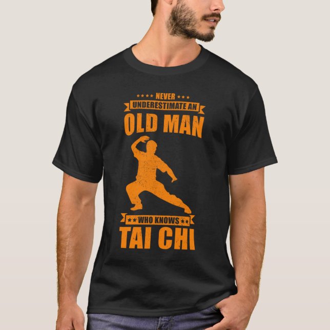 Camiseta Cool Tai Chi  For Men  Never Underestimate Old Man (Frente)
