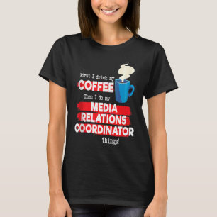 Camiseta Coordenador de Relações de Mídia e Dizendo Café
