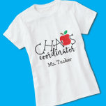 Camiseta Coordenador Engraçado do Caos do Professor com Nom<br><div class="desc">Este design de professor bonitinho apresenta o texto "coordenador do caos" e uma maçã com espaço para seu texto ou mensagem pessoal! Clique no botão personalizar para obter mais flexibilidade na modificação/adição de texto! No nosso compro, estão disponíveis variantes desta design, bem como produtos de coordenação, zazzle.com/store/doodlelulu. Entre em contato...</div>