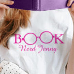 Camiseta Copos de nerd de livro - nome tipográfico t-shirt<br><div class="desc">Os óculos de nerd de livro adicionam sua própria camiseta de slogan. Apresente seu ser nerd com uma t-shirt de nerd de livro nomeada adicione suas próprias palavras ou nome a essa camiseta gráfica de óculos rosa de livro divertido. Gráficos de Sarah Trett.</div>