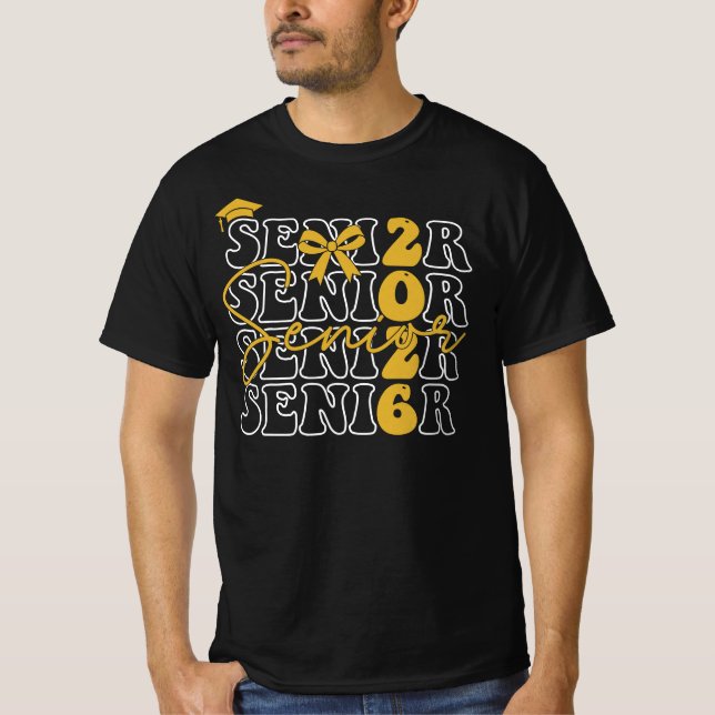 Camiseta Coquette Senior 2026 Golden Bow Graduation Boy  (Frente)