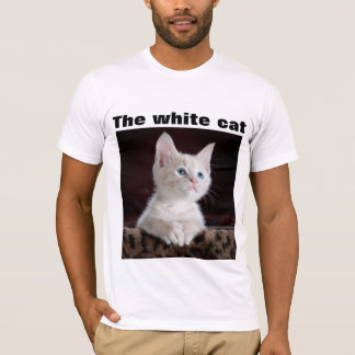 Camiseta cor branca com um design distinto