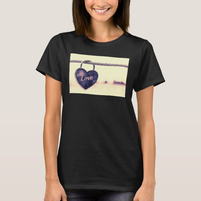Camiseta Coração com Forma de Amor Cadeado Anexado a Corda (Frente)