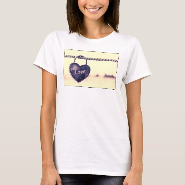 Camiseta Coração com Forma de Amor Cadeado Anexado a Corda (Frente)