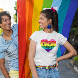 Camiseta Coração de Arco-íris de Amor Vence Feminino Branco