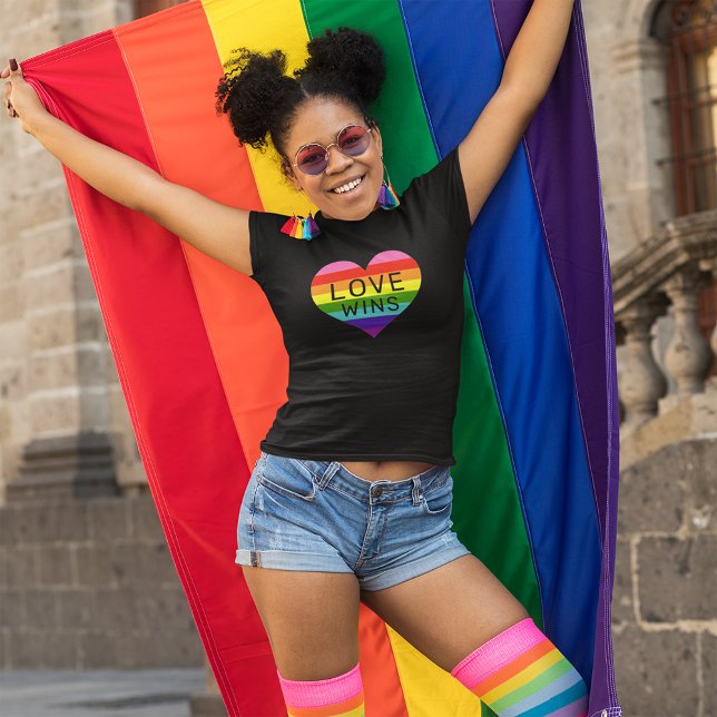 Camiseta Coração de Arco-íris do Amor Vence Mulheres Preto (Criador carregado)