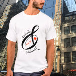 Camiseta Coração de Nomes de Iniciais Românticos Personaliz<br><div class="desc">Camiseta especial exclusiva — Nomes iniciais com suas iniciais e uma placa de rico e coração vermelho para destacar sua conexão. Expresse seu amor e afeto com estilo e faça hoje especial. presente de excelente para aniversários ou feriados. Qualquer pergunta sobre design, envie um e-mail para charmdesignstudio@rcn.com e ficaremos felizes...</div>