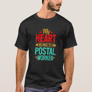 Camiseta Coração do Trabalhador Postal Pertence a Mensagem