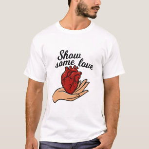 Camiseta Coração em Mão Mostra Amor Arte Gráfica