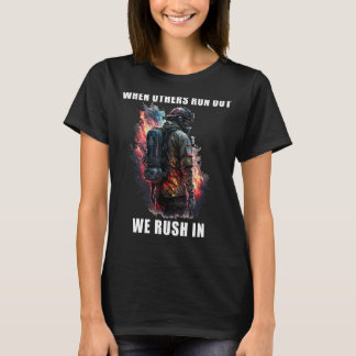 Camiseta Corajoso Bombeiro Quando Outros Fugem Nós Aproxima